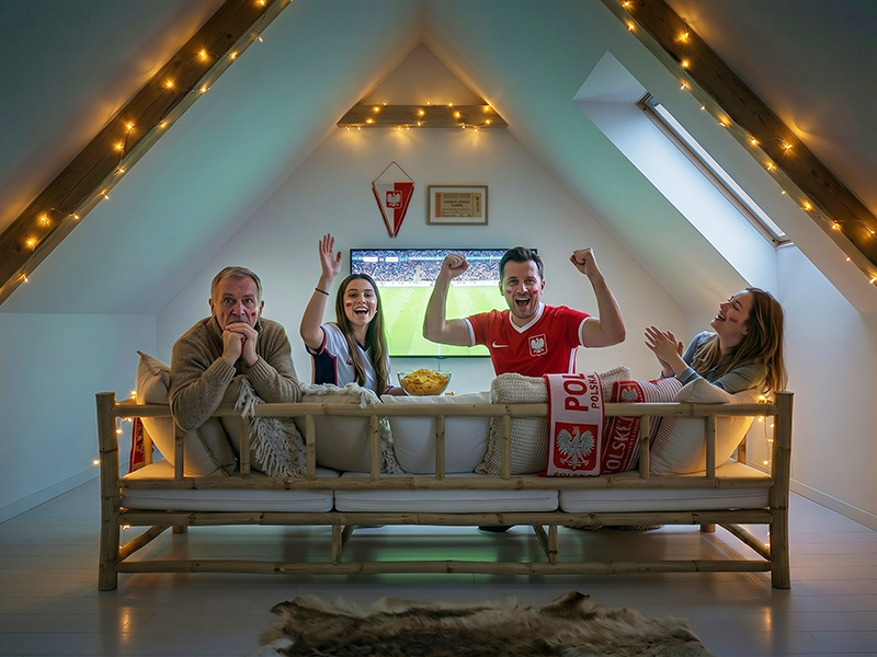 Prywatna strefa kibica na poddaszu – jak uniknąć odblasków na TV?